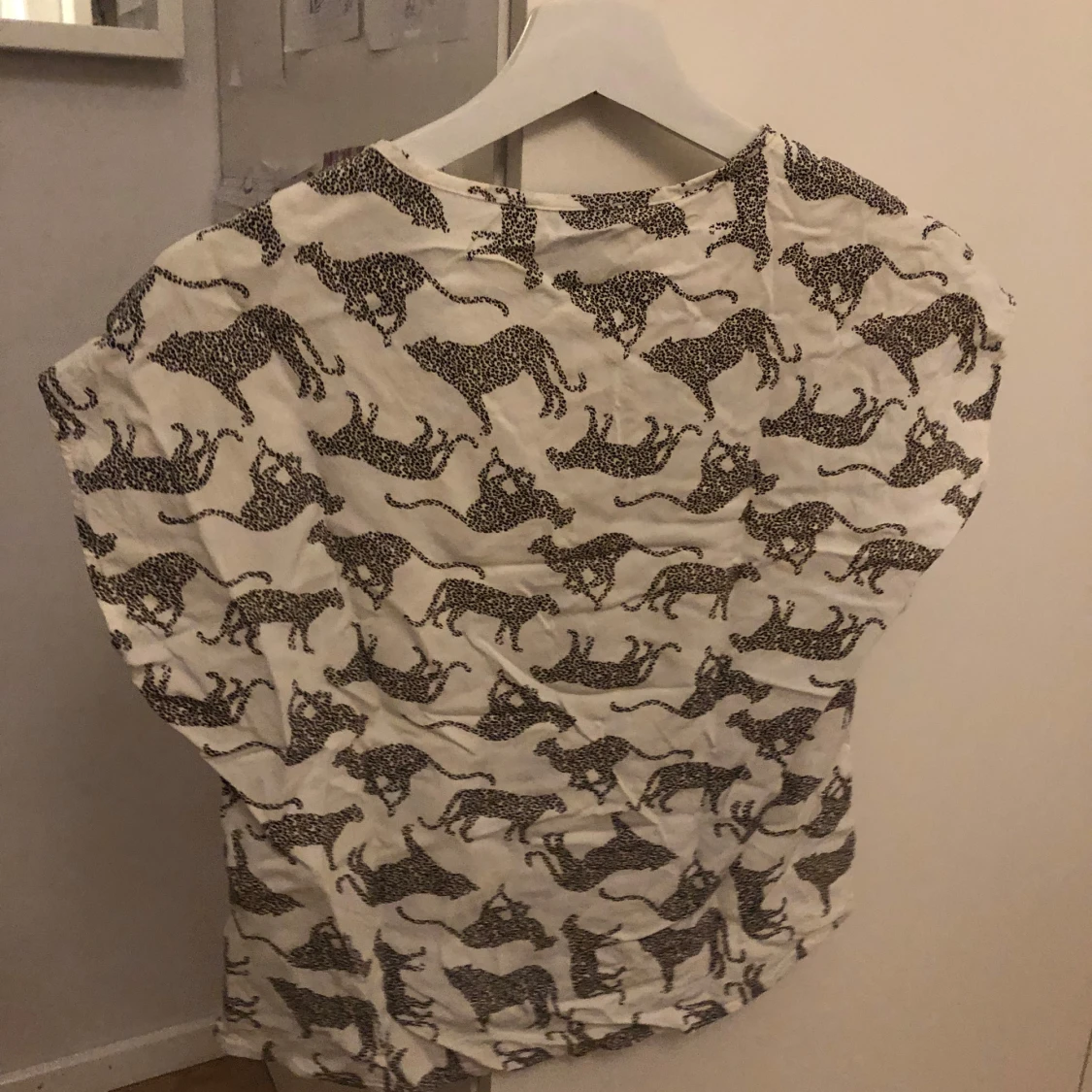 Vit t-shirt med leopardmönster från pimark  - 1