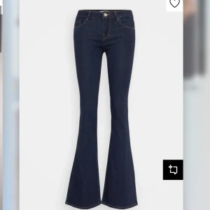 Lågmidjade bootcut jeans  - Knappt använda från only, heter ”onlhella low retro” köpta från zalando för 479kr, slutsålda i denna storlek. Jag är 170cm