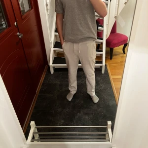 Linnebyxor  - Säljer ett par bekväma linnebyxor med elastisk midja och snörning. Perfekta för en avslappnad stil. Köpte byxor i somrar, endast använda ett par gånger då dem har blivit för små.