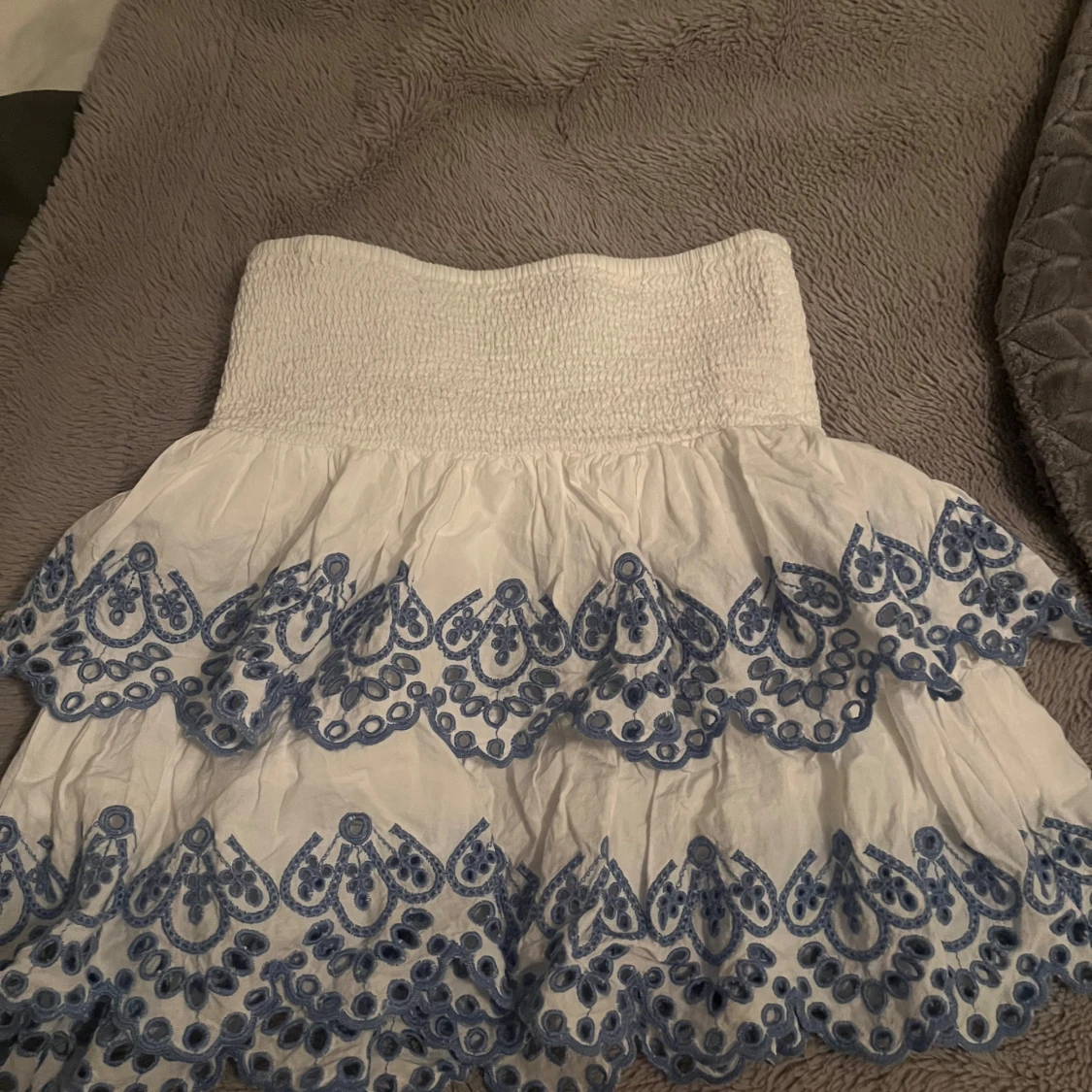 Vit kjol med blåa detaljer - 3