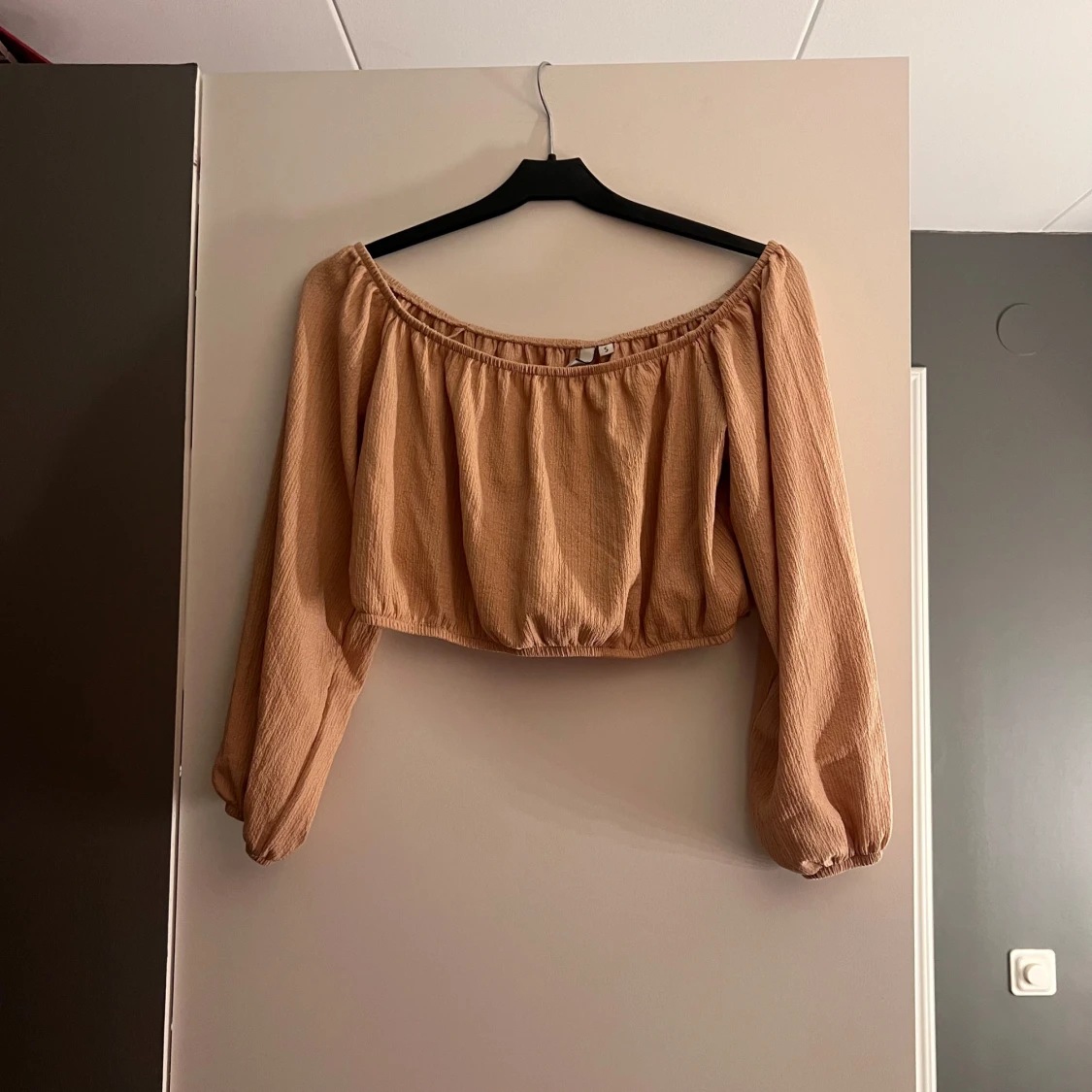 Beige offshoulder topp från NLY Trend