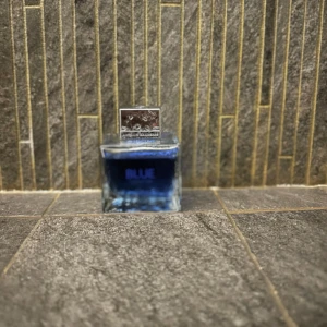 Blue Seduction Parfym - Blue Seduction av Antonio Banderas är en fräsch och aromatisk herrparfym med toppnoter av melon, bergamott och mint. Mellannoterna inkluderar havsvatten och grönt äpple, medan basnoterna är amber och träiga toner. Perfekt för den moderna mannen. Ca 95 ml kvar. PRIS GÅR ATT DISKUTERA❗️❗️❗️