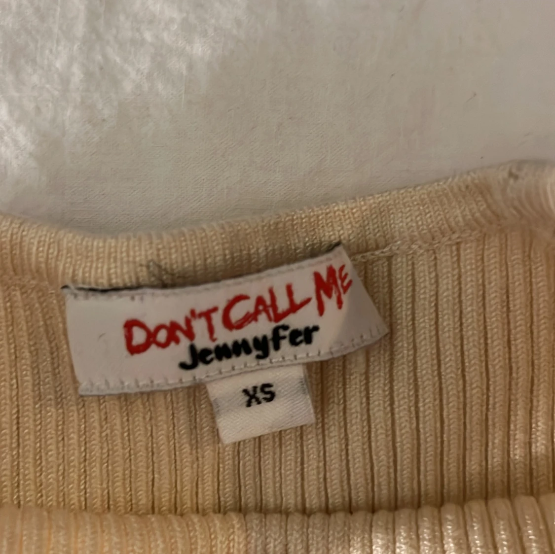 Beige klänning från ”Don't Call Me Jennyfer” - 2