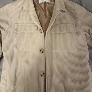 Beige manchesterjacka från Selected Homme - Nypris: 899kr. Fick den som en gåva för några år sedan. Användes knappt. Skulle säga typ som ny.