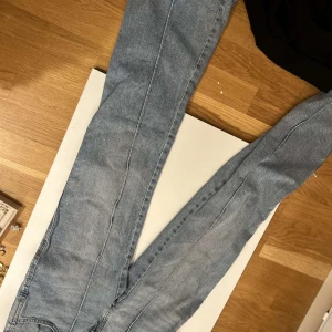 Blå jeansbyxor - Snygga blå jeansbyxor med en klassisk design. De har en rak passform och är perfekta för en avslappnad stil. Byxorna har knappar och dragkedja framtill. low waist från junkyard