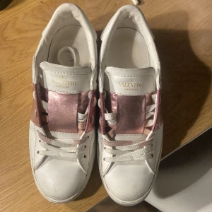 Valentino garavani sneakers - SÄLJER mina vita Valentino sneakers. Skorna har klassisk snörning och en stilren design som passar perfekt för en trendig look. Säljer eller byta mot en annan färg💕💕