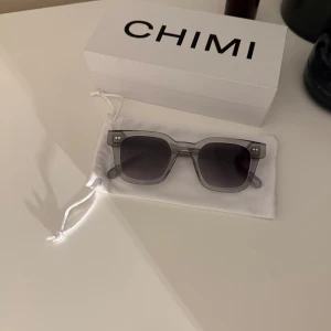 CHIMI 04 Grey - Hej. Säljer nu dessa Chimi 04 grey eftersom inte använder dom. Dessa chimi är väld populära och efterfråga. Köpte dom förre sommaren. NYPRIS ÄR 1350kr