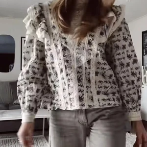 Blus - Säljer denna fina blus som tyvärr inte kommer till användning, använd några gånger.