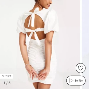 Vit studentklänning med öppen rygg och rosett - Använd en kort stund endast. Jättefint skick!!