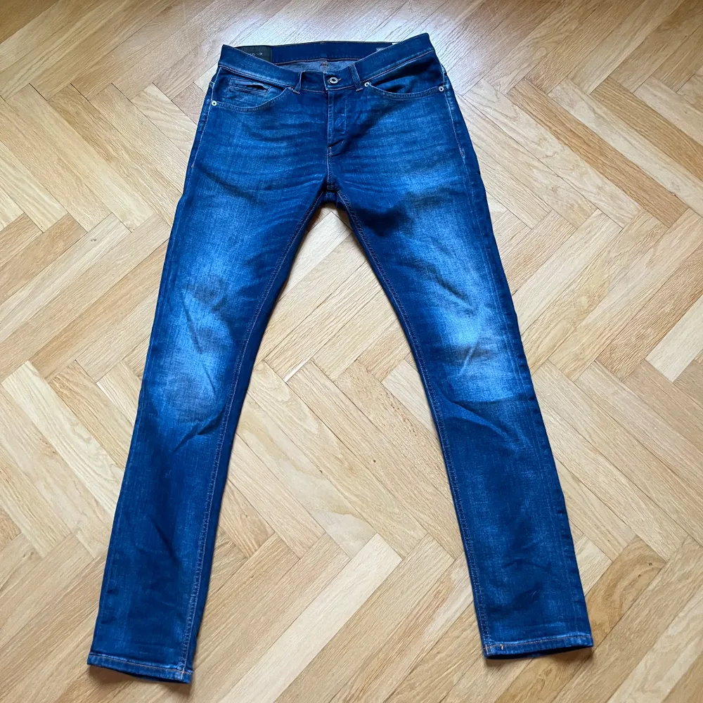 Snygga blå jeans från Dondup. Perfekta för en avslappnad stil.. Farkut & Housut.