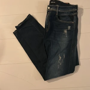 Mörkblå jeans från Replay - Feta Replay jeans med slitningar!🔥💸.                     Storlek 32/32 | Modell: Anbass💸🔥