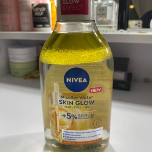 Micellärt vatten Skin Glow från Nivea - Nivea Micellar Water Skin Glow med 5% serum och vitamin C. Perfekt för ansikte, ögon och läppar. Effektiv borttagning av vattenfast smink och ger en strålande hud. Innehåller 400 ml. Oöppnad 
