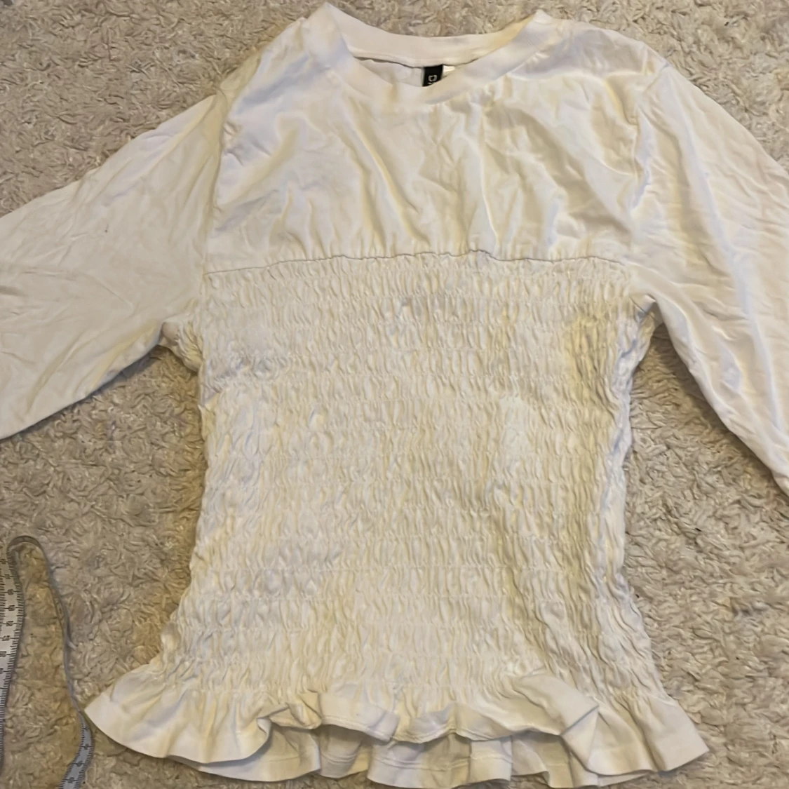 Vit blus med smockdetaljer - 1