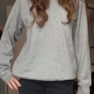 Grå sweatshirt - Säljer en klassisk grå sweatshirt med rund hals och långa ärmar. Perfekt för en avslappnad stil. Passar bra till jeans eller leggings.