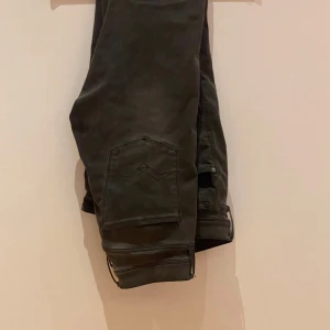 Replay Anbass - Tja, säljer min snygga Replay anbass jeans. Jeansen är i färgen svart och är hyperflex. De är i bra skick och storleken är 34/34. Hör av dig vid frågor😁
