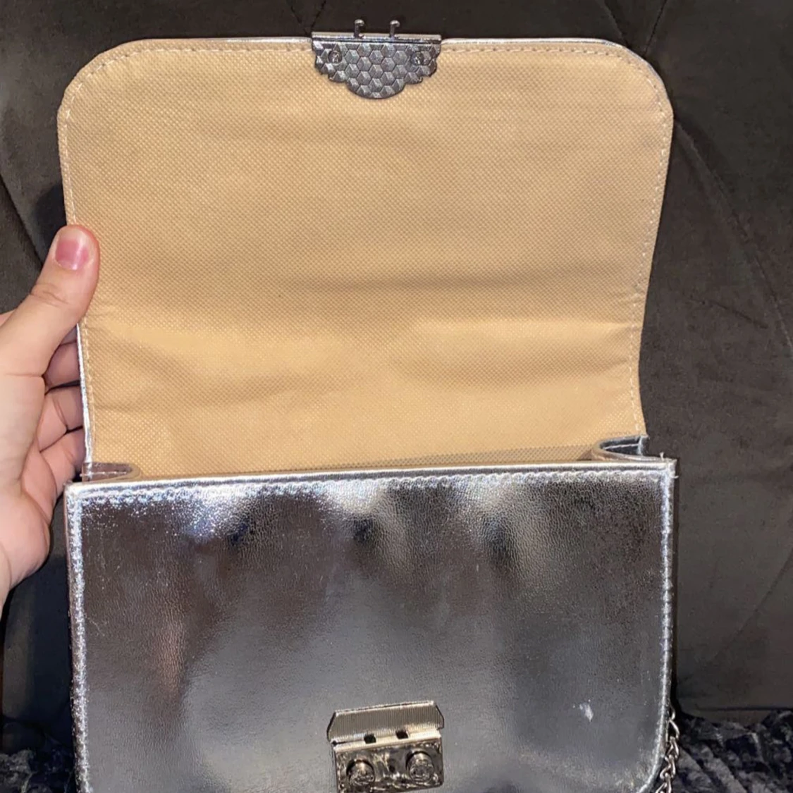 Silverfärgad axelväska med kedja - 1