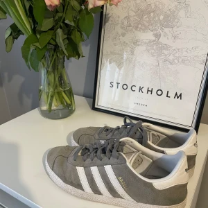 Grå Adidas Gazelle  - Säljer ett par grå Adidas Gazelle sneakers. Har använt dessa några fåtal gånger och säljer pga att dem inte kommer till användning längre🩶
