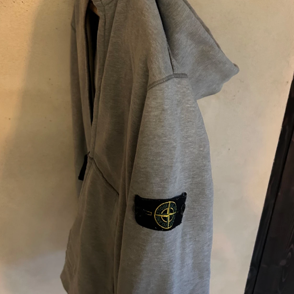 Grå hoodie från Stone Island - 2