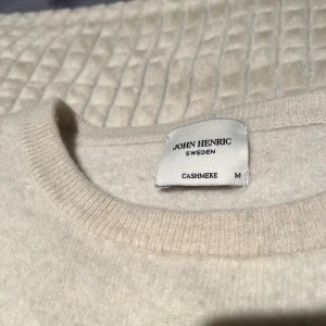 John Henric Kashmir  - Beige kashmirtröja från John Henric. Tröjan är lite urtvättad men annars i bra skick! Storlek M