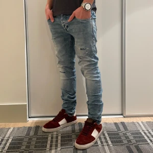 Jack & Jones jeans - Snygga jeans med stilrena slitningar ifrån JACK N JONES | Strl - 28/32 (fits 28/30) | Skick - 9/10 | Nypris - ca 1000kr | För ytterligare frågor är det bara att skriva 🦈