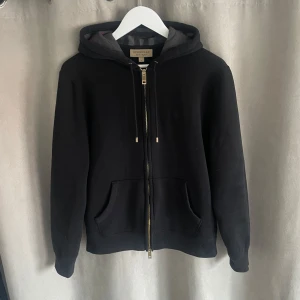 Burberry Checkered Zipped Hoodie - Burberry Checkered Zipped Hoodie  ForSale:1900kr Retail:6500kr  8/10 (bra skick)  Size:M  skriv privat för mer info & bilder