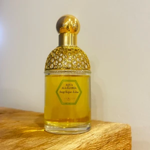 Aqua Allegoria Angélique-Lilas Eau de Toilette 75ml - Säljer denna 2007 parfymen från Guerlain med en fräsch och blommig doft. Toppnoter av jasmin, rosa peppar och apelsin, mellannoter av angelica, syren och ylang-ylang, samt basnoter av heliotrop och virginia ceder. 🪻⭐️ Jean-Paul Guerlain är skaparen av doften. Det är ungefär 50ml kvar i flaskan.