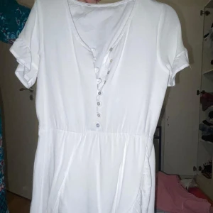 Vit klänning med knappar storlek 110 - Säljer en fint barnen vit klänning som min tjej har aldrig använt helt ny och skit fint storlek 110