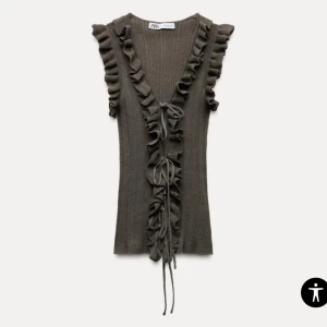 Grön volangtopp zara - Intressekoll på min supersnygga volangtopp som passar perfekt till både vardag och fest!! 💕💕 Inte använd en enda gång, helt nytt skick med prislapp kvar!! Kom med prisförslag! Säljer då jag har en likadan i röd 