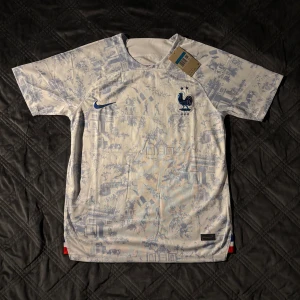 Frankrike Fotbollströja - Frankrike, fotbollströja i nytt skick💫