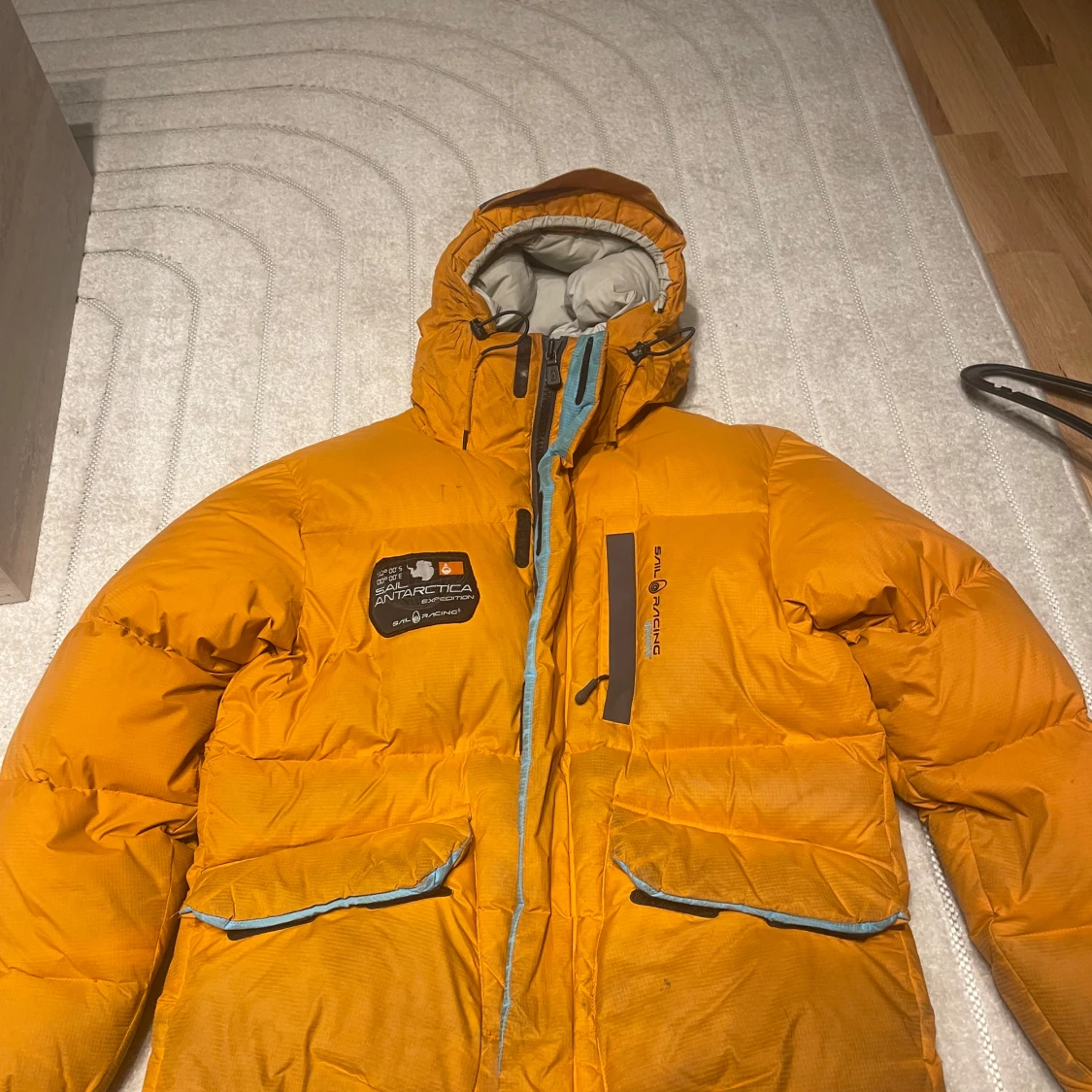 Orange dunjacka från Sail Racing