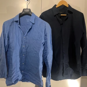 Massimo Dutti Linne skjortor  - Två stilrena skjortor i blått och mörkblått i nytt skick. Perfekta för en avslappnad men ändå uppklädd look. Båda i paketpris blir 479kronor totalt, vilket motsvarar 70% billigare än att köpa nya, annars blir det 299 kronor per skjorta ifall man vill ha de separat😁 Beskrivning: Storlek M, skick 9/10, snabb frakt, extremt bra pris!