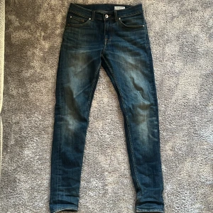 Blå jeans från tiger of sweden - Feta blå jeans från  tiger of sweden med en fet färg. De har en slim passform och är tillverkade i Italien. Perfekta för en bra outfit!.