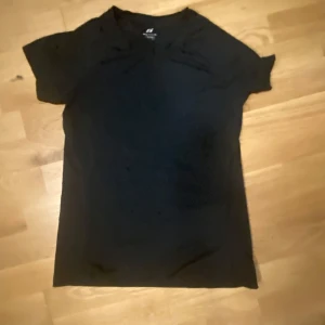 Svart t-shirt från Craft - Snygg svart t-shirt från Craft med korta ärmar och en klassisk passform. Perfekt för träning eller en avslappnad dag. Tillverkad i ett mjukt och bekvämt material.