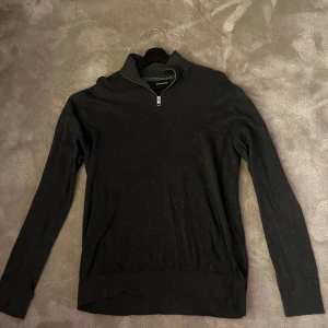 Mörkgrå Stickad Quarter Zip Tröja  - Tja! Säljer en tvärfet stickad quarter-zip tröja från jack&jones. Skick 10/10. Inte använd många gånger så iprincip nyskick 🍾 Hör av er vid frågor å funderingar 👍