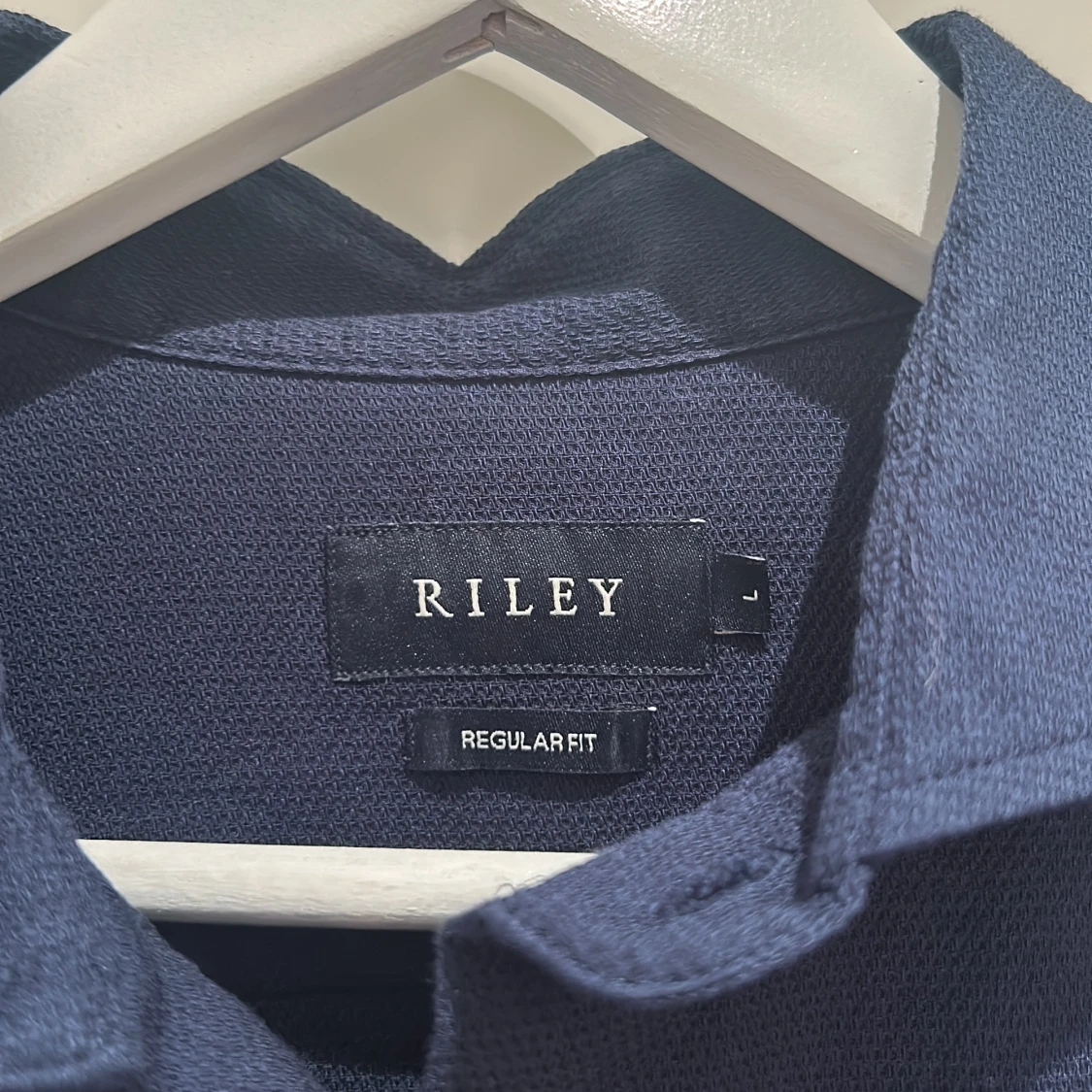 Mörkblå skjorta från bothers egna kollektion Riley - 1