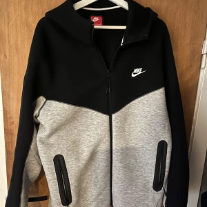 Nike tech fleece  - Säljer en snygg Nike tech tröja storlek L skick 9/10 skriv gärna on det är frågor.😀