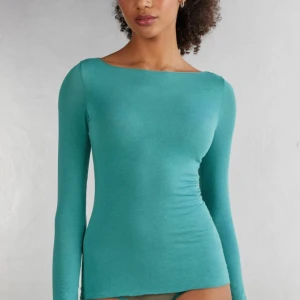 Turkos långärmad topp intimissmi - Snygg turkos långärmad topp i ett mjukt och stretchigt material. Ifrån intimissmi i storlek S, använt en gång , jätte fin, säljer för 420 