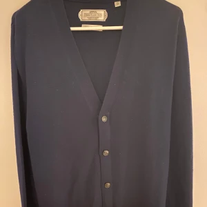 These Glory Days | Merino cardigan - Tja, säljer denna cardigan stickad i merino ull, vilket gör den perfekt till vintern men även våren. Plagget är knappt använt så konditionen är 9.5/10. Passar perfekt på någon mellan 170-185cm. Tveka ej kontakta vid bilder  eller funderingar!😁💯