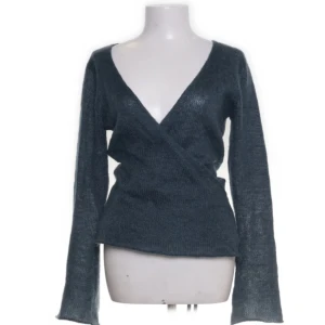 Mörkgrön omlottkofta - Super snygg omlottkofta från Indiska💞💞 Säljer eftersom den va för stor för mig, skriv om fler bilder eller frågor🥰