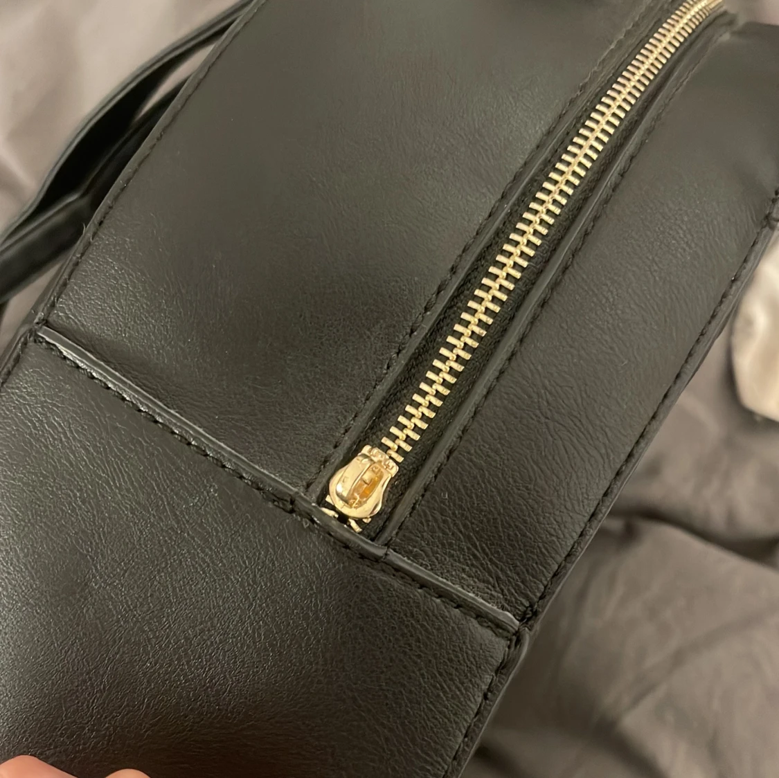 Svart ryggsäck med guldlogga - 3