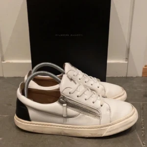 Zanotti skor - Ett par fina vita Zanotti skor, i bra skick och kommer med box och bag. Tveka inte på frågor🤗