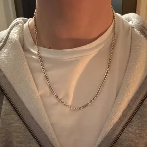 Silver kedja - En riktigt snygg Silverkedja från guldfynd. Köpt i somras för 1500kr. 55cm långt. Vid frågor hör av er😉. Kan sänka pris vid snabbt köp💯