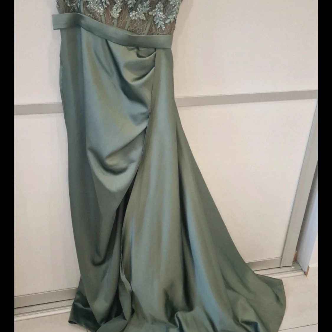 Olivgrön långklänning med spetsdetaljer - 2