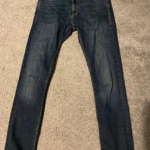 Jack and Jones jeans - Säljer ett par snygga jack and Jones jeans!! Helt nya och kostar runt 799kr och säljer dem för endast 199kr!! Slimfit modell och w28 och L30