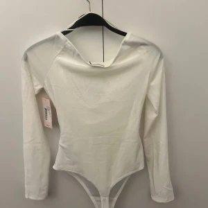 Vit omlott body från Nelly - Vit body från nelly, passade inte mig