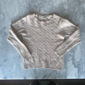 Soft goat kabelstickad Kashmir tröja beige  - Skick: 8/10. Storleksettiketen saknas men den är en storlek xs. Om du är osäker på om det kommer att passa kan du alltid fråga om mått!