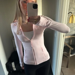 Lululemon Define Jacket - Säljer en ljusrosa Define Jacket från Lululemon i färgen Strawberry Milkshake som inte säljs längre. Storlek 2, passar mig som vanligtvis har XS eller S. Använd ett fåtal gånger så väldigt bra skick, nästan som ny. Köptes för 1500kr, säljes för 1200kr. 🩷🩷🩷