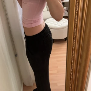 Linnebyxor - Snygga svarta linnebyxor från Chelsea med fickor fram och bak. Knappt använda och passar perfekt till sommaren💗💗