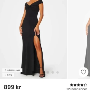 Svart balklänning med slits - HELT NY MED LAPP KVAR!! Elegant svart balklänning med offshoulder-design och en djärv slits. Klänningen har en v-ringad detalj framtill som ger en sofistikerad touch. Perfekt för speciella tillfällen.