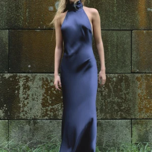 Balklänning  - Finaste mörkblå långklänning från Zara i satin med halterneck och öppen rygg. Perfekt till bal eller sommaren! Storlek M men proffesionellt insydd till en S (möjligtvis XS)☺️Den är helt oanvänd, endast testad och helt slutsåld 